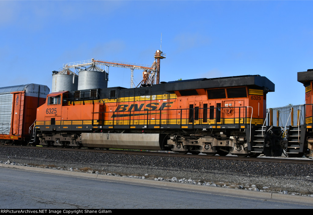 BNSF 6325 Roster shot.